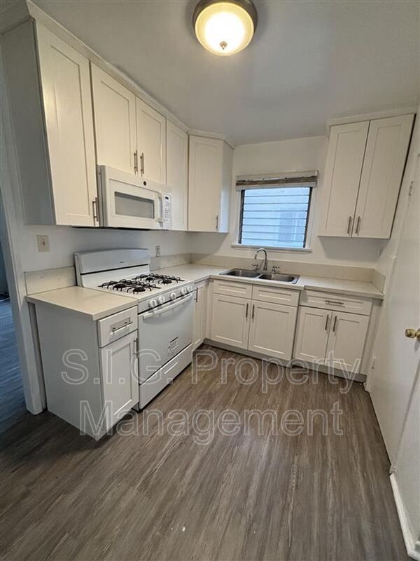 Primary Photo - 417 E Elmwood Ave