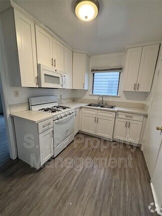 Building Photo - 417 E Elmwood Ave