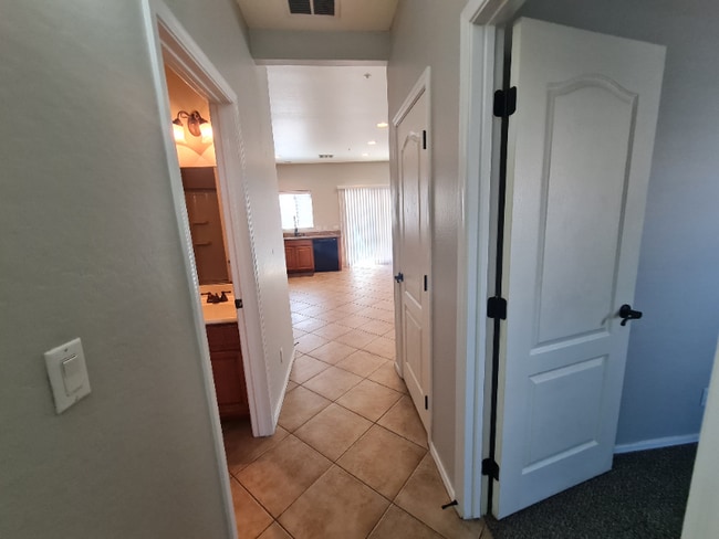Foto del edificio - 8755 W Pershing Ave
