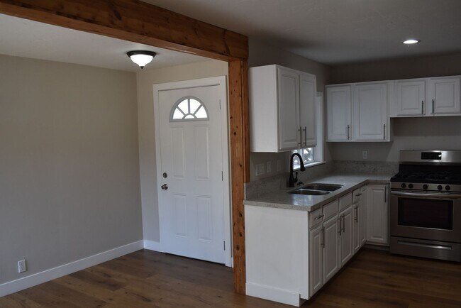 Building Photo - 1 Bedroom 1 Bath ADU with Fully Fenced Rea...