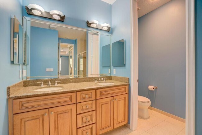 Building Photo - 5113 Artesa Way S