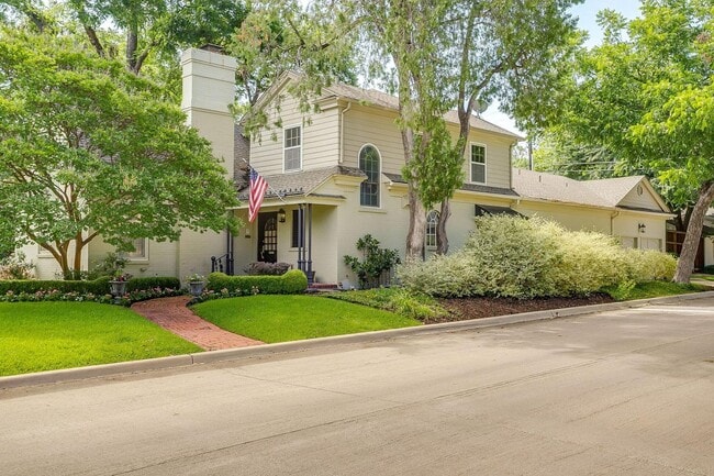 Building Photo - Prime Location- Classic 1936- 3 Bed, 3.5 Bath, Seconds from River Crest Country Club- 76107