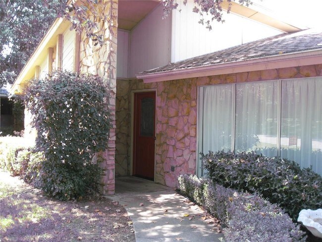 Building Photo - 200 Hollyhill Ln