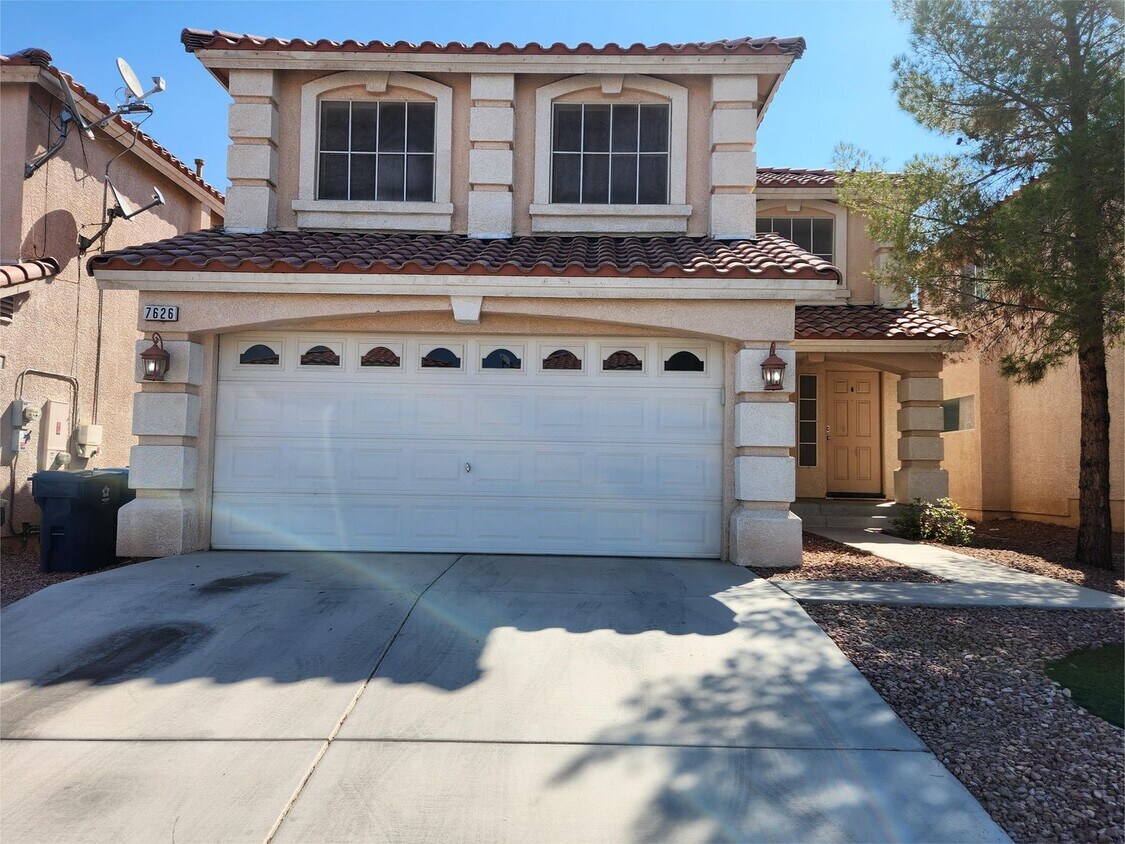 Foto principal - 3-Bed, 2.5-Bath Pet-Friendly Home with Fen...
