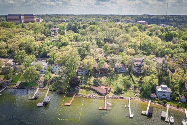 Foto del edificio - Lake Mendota Retreat: 3BR Home w/ 60’ Pier...