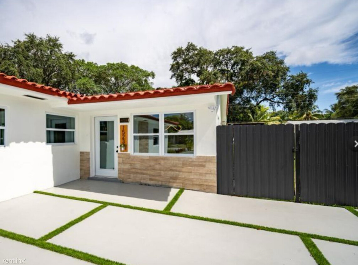 Foto principal - 1523 NE 148th St