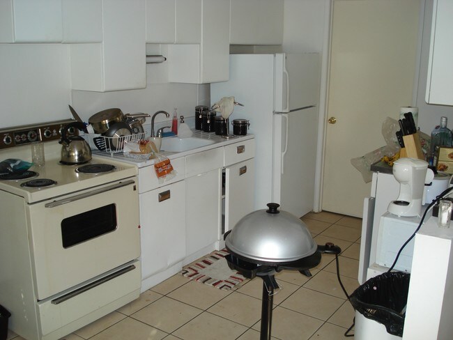 Kitchen - 416 E Warnock Ave