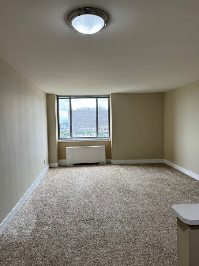 Living room - 600 E 8th St