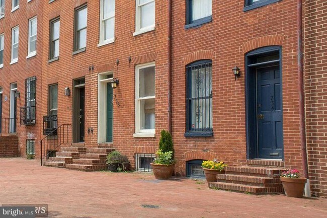 Building Photo - 738 McHenry St