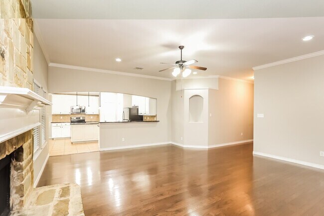 Building Photo - 207 Carriage Dr