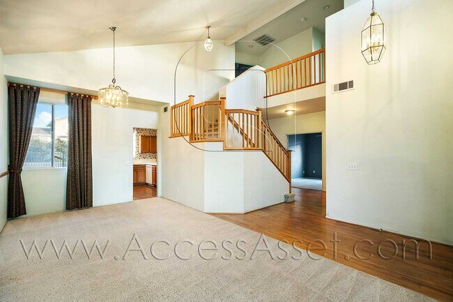 Building Photo - Spacious 4 Bed/3 Bath Home In Desirable Mu...