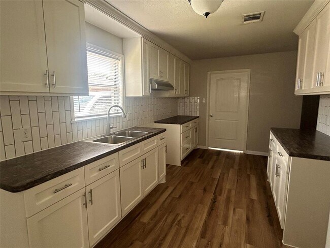 Foto del edificio - 7927 Glenbrae St