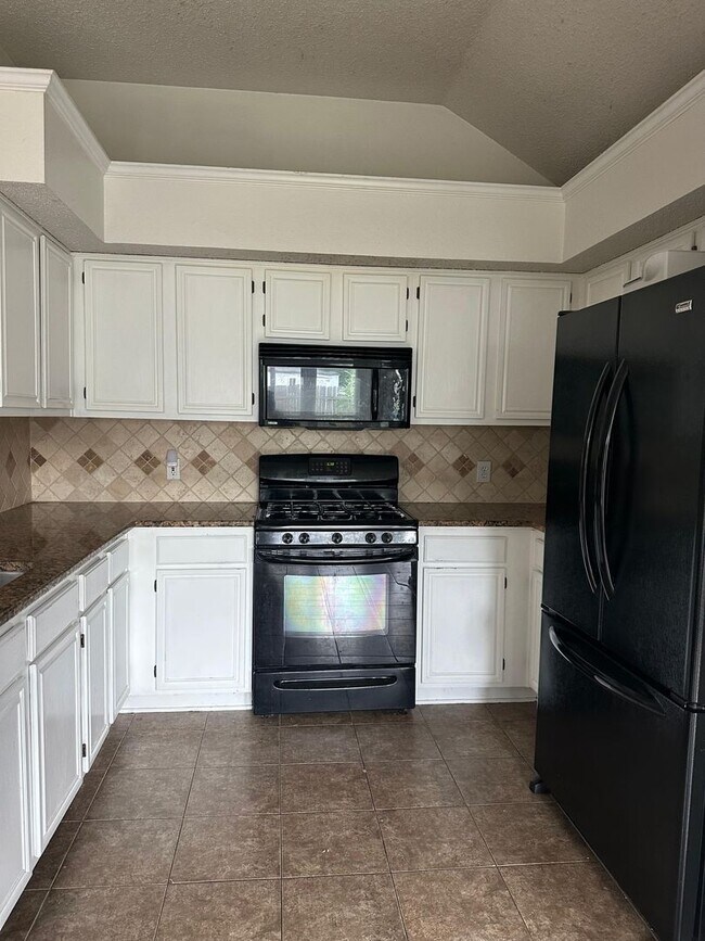 Building Photo - Beautifully Maintained Home with Modern Updates