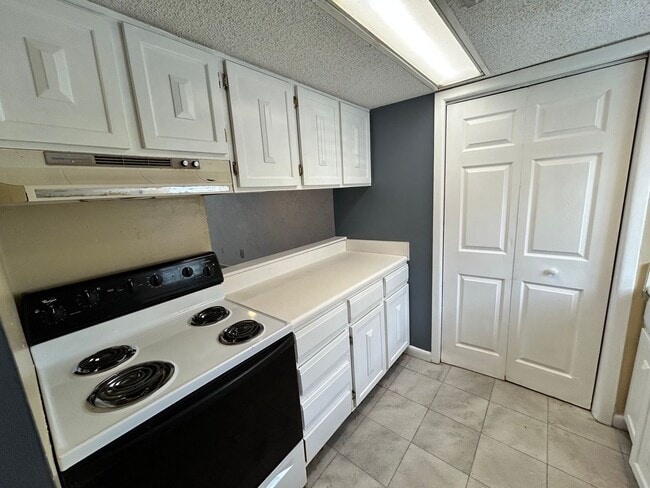 Building Photo - 6901 Lagoon Dr