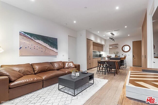 Building Photo - 2 br, 2 bath Condo - 1030 N Kings Rd Unit 104