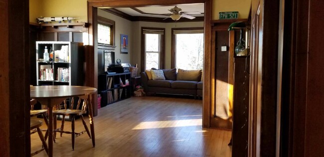 Foto del edificio - 319 E Montana St