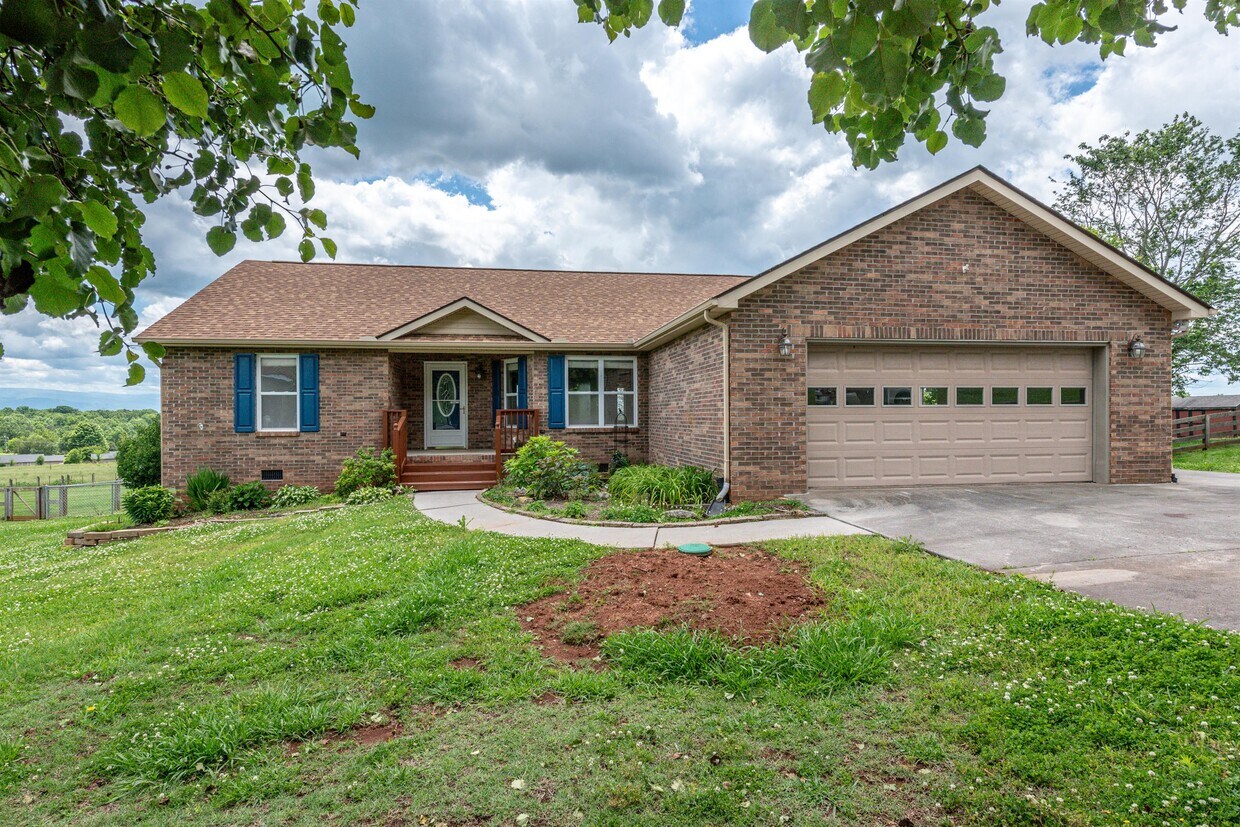 Primary Photo - 149 Mountain Crest Ln