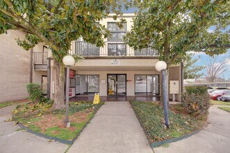 Building Photo - 3045 Walnut Bend Ln