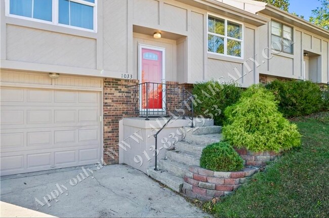 Foto del edificio - Adorable 3 Bed 2 Bath Duplex in Olathe-coming SOON!!