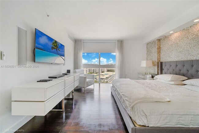 Foto del edificio - 150 Sunny Isles Blvd