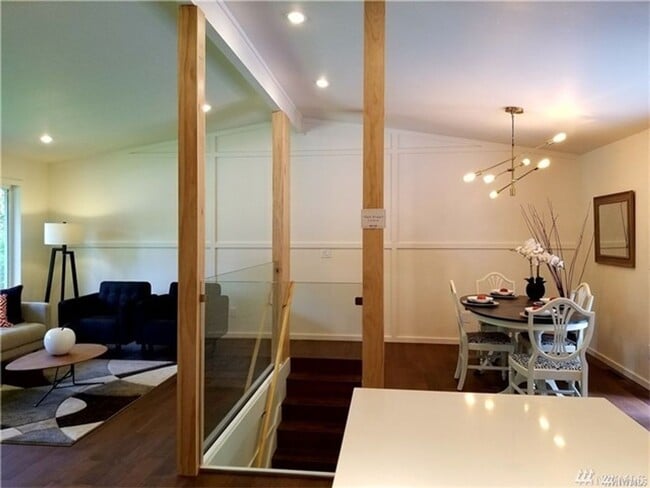 Building Photo - Bellevue 4 bedroom Home in Newport Hills!