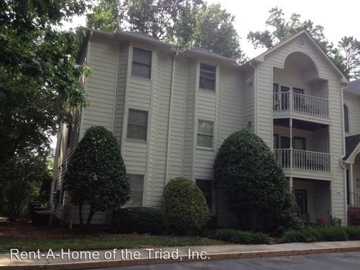 Primary Photo - 5934 W Friendly Ave