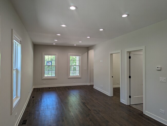 Building Photo - 368 Green Bay Rd