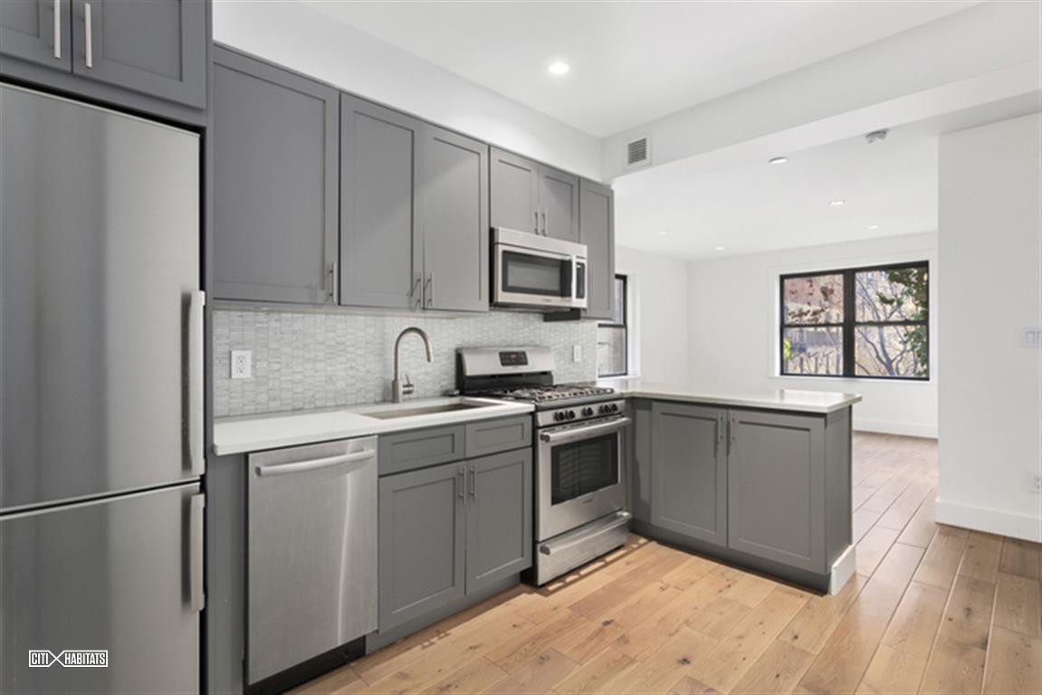 Primary Photo - 361 E 51st St