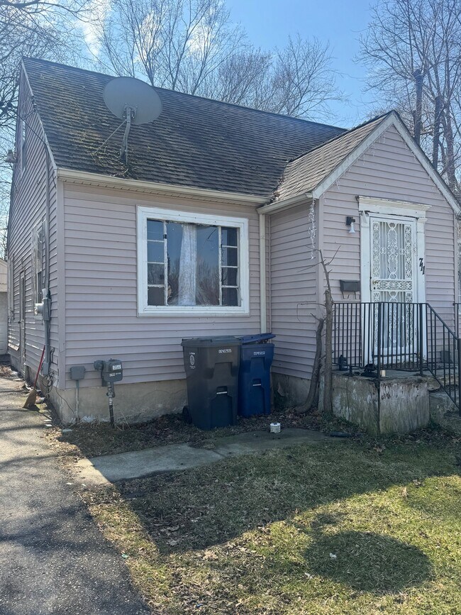 Building Photo - 711 W Dewey St