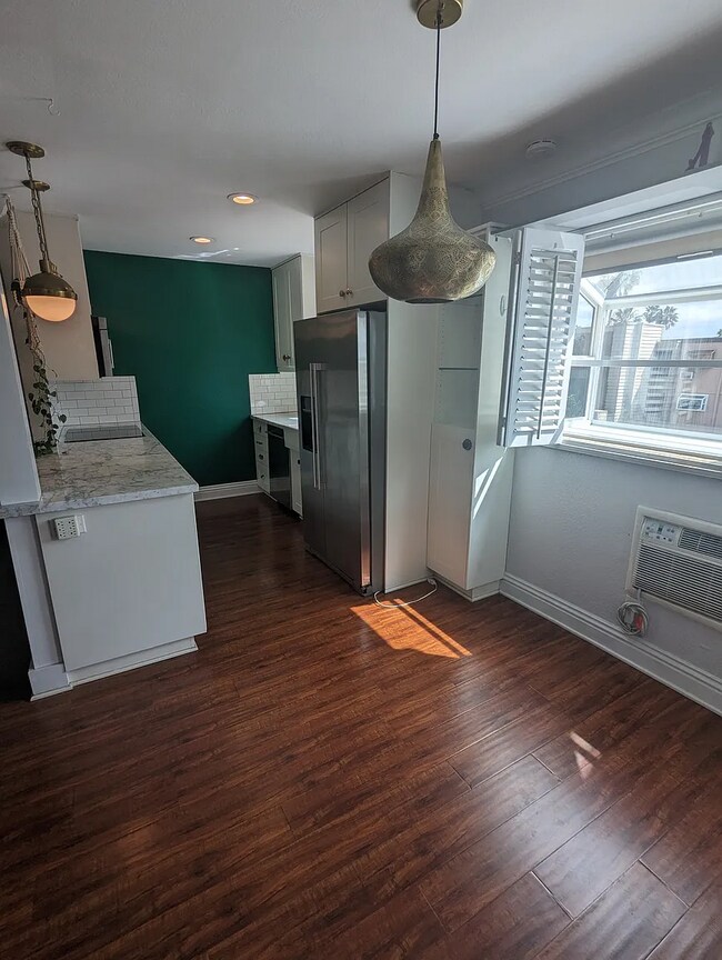 Foto del edificio - 3142 Midway Dr