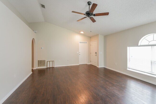 Foto del edificio - 17037 Holmby Ct