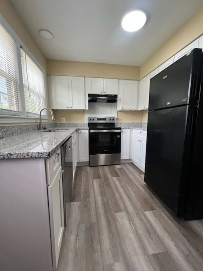 Building Photo - Renovated  Townhouse