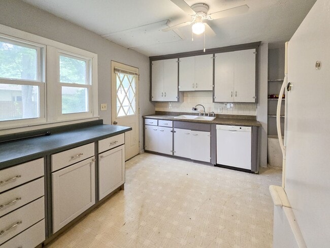 Foto del edificio - 654/656 Ripley Ave