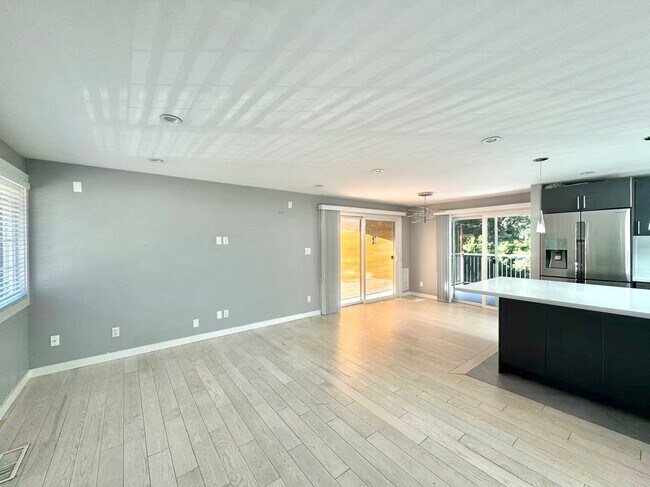 Foto del edificio - Modern Split-Level Home in Lake Hills for ...