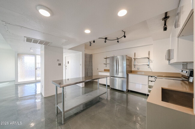 Building Photo - 353 E Thomas Rd