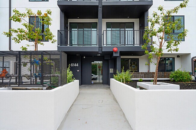 Foto del edificio - 6144 Whitsett Ave