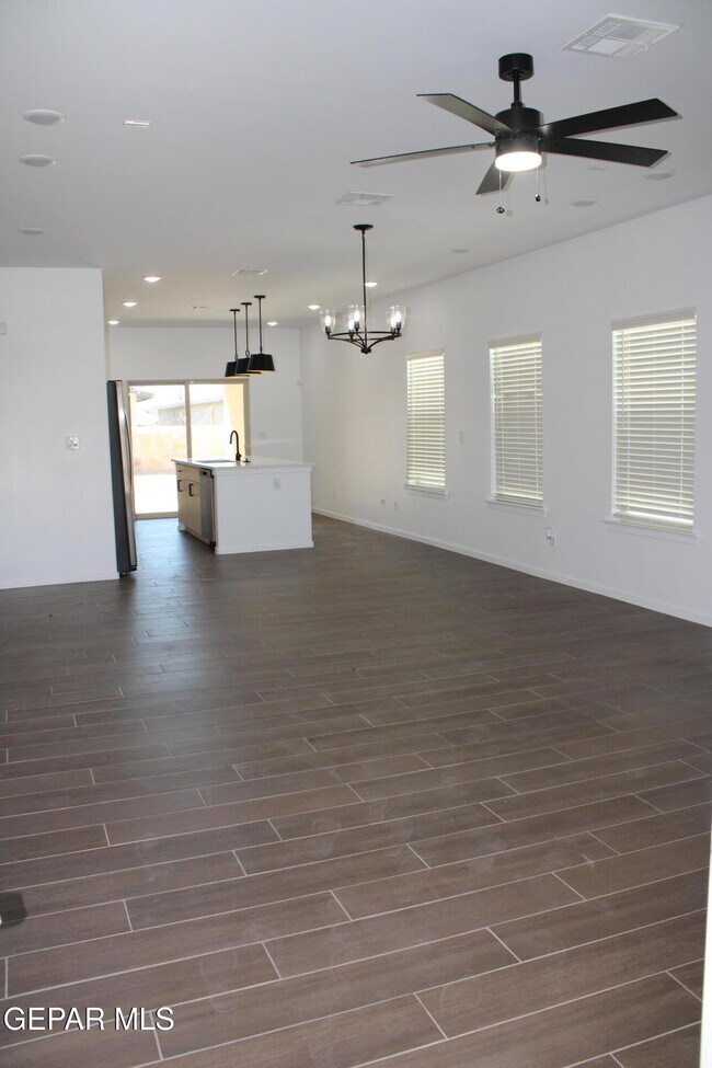 Foto del edificio - 15220 Ambition Ave