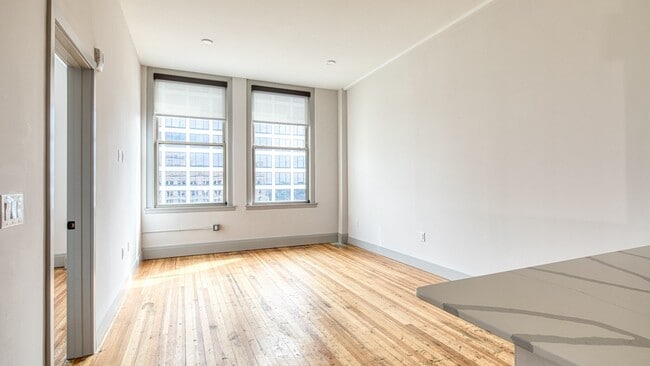 Plano de planta Marshall con suelo original restaurado - Residences at Richmond Trust