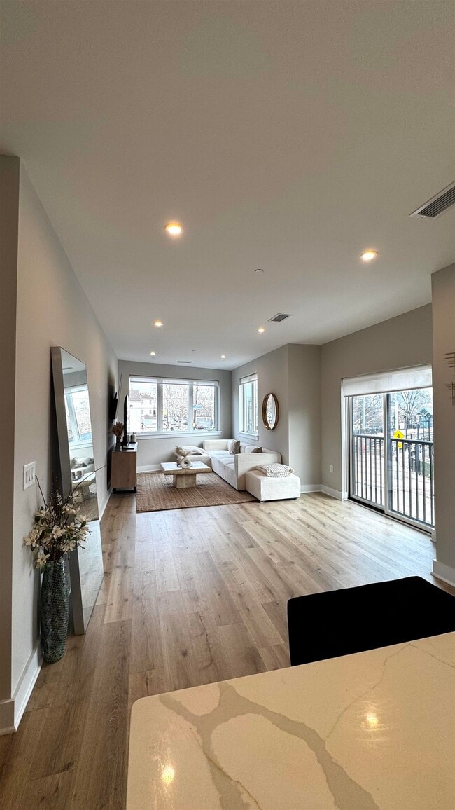 Building Photo - 203-205 Randolph Ave Unit# 101