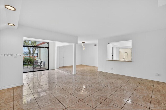 Foto del edificio - 347 Ives Dairy Rd