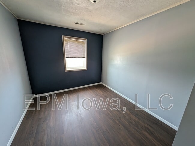 Building Photo - 105 1st St E