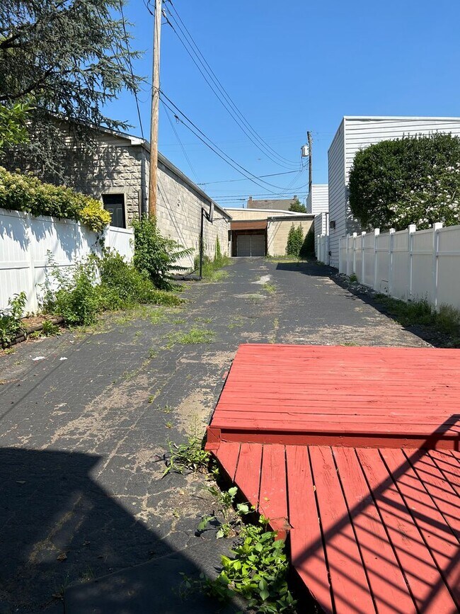 Foto del edificio - 475 W Market St