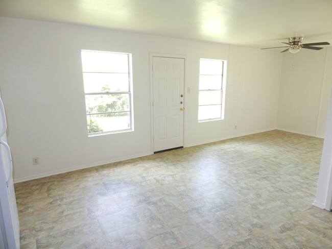 Building Photo - Charming 2 Bedroom Duplex w/Garage!