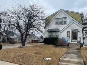 Building Photo - 2100-2102 S 85th St