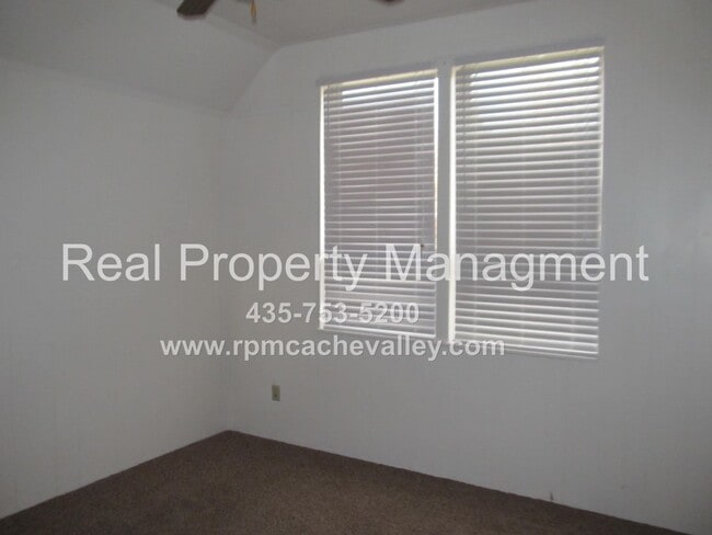 Building Photo - 2 bedroom home available for October move ...