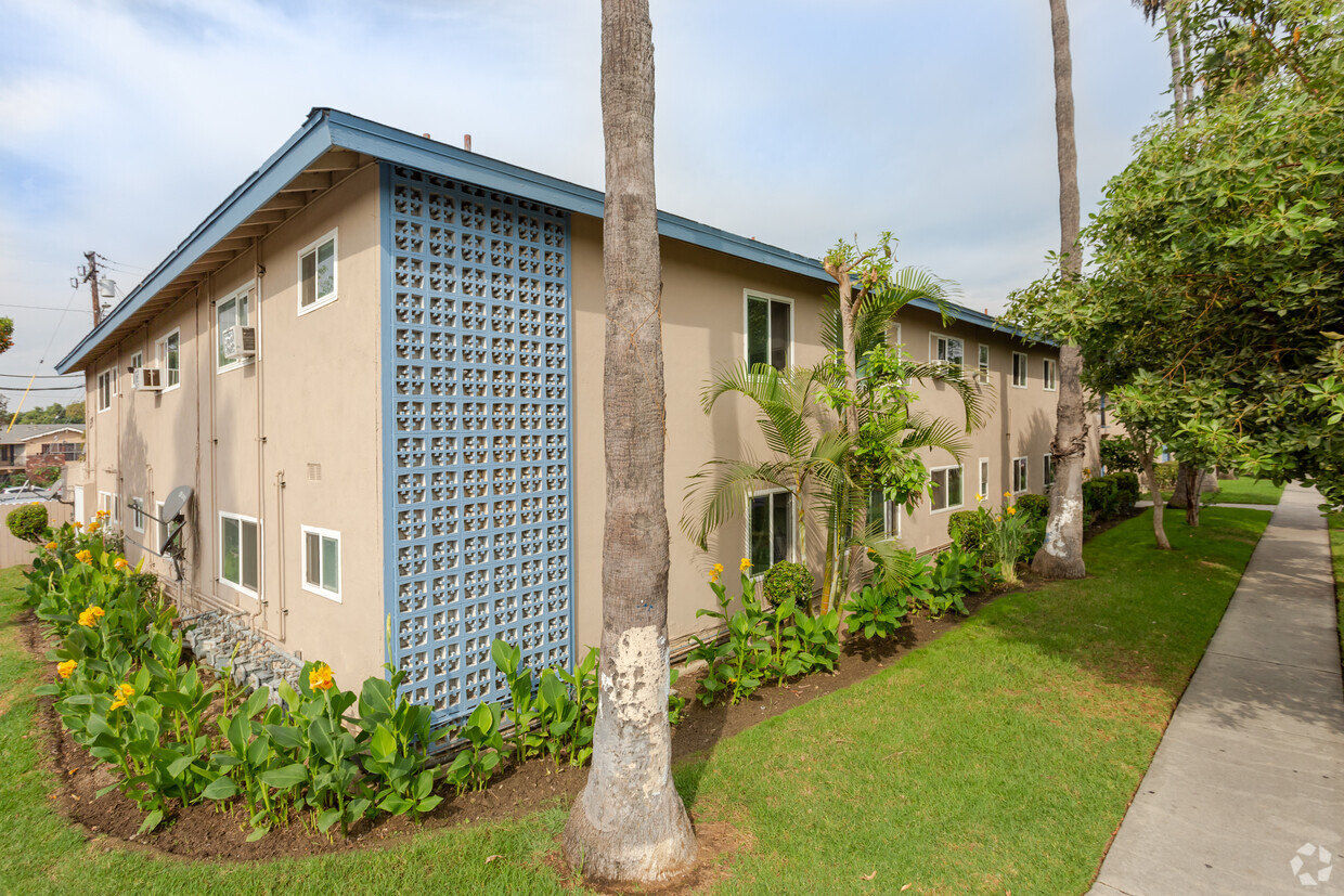 Building View - Villa Palms