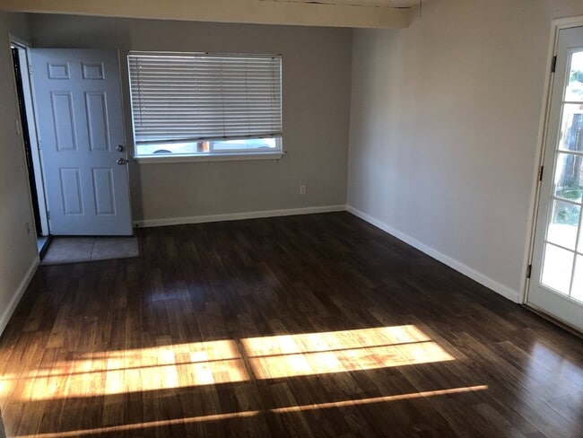 Building Photo - Centrally Located 2 Bed/1 Bath Duplex in L...