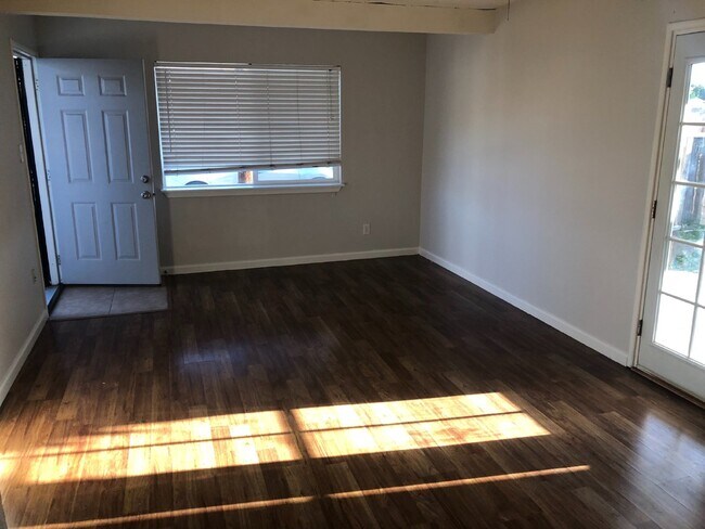 Foto del edificio - Centrally Located 2 Bed/1 Bath Duplex in L...
