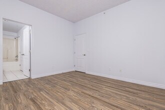Building Photo - Grand Central Manor
