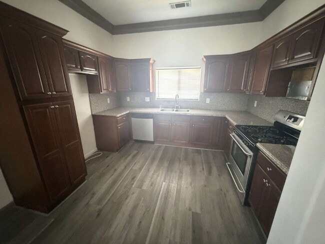 Building Photo - Beautiful 3 Bedroom, 2 Bathroom Home with Open Floor Plan & Spacious Backyard